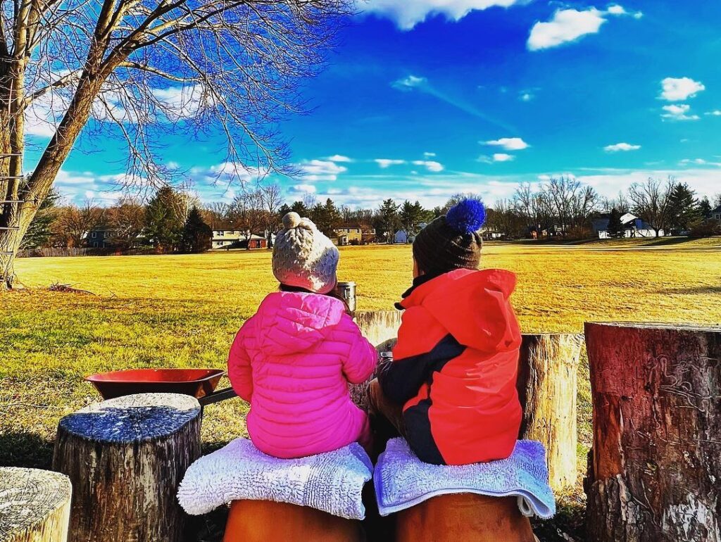 広場お茶を飲む女の子