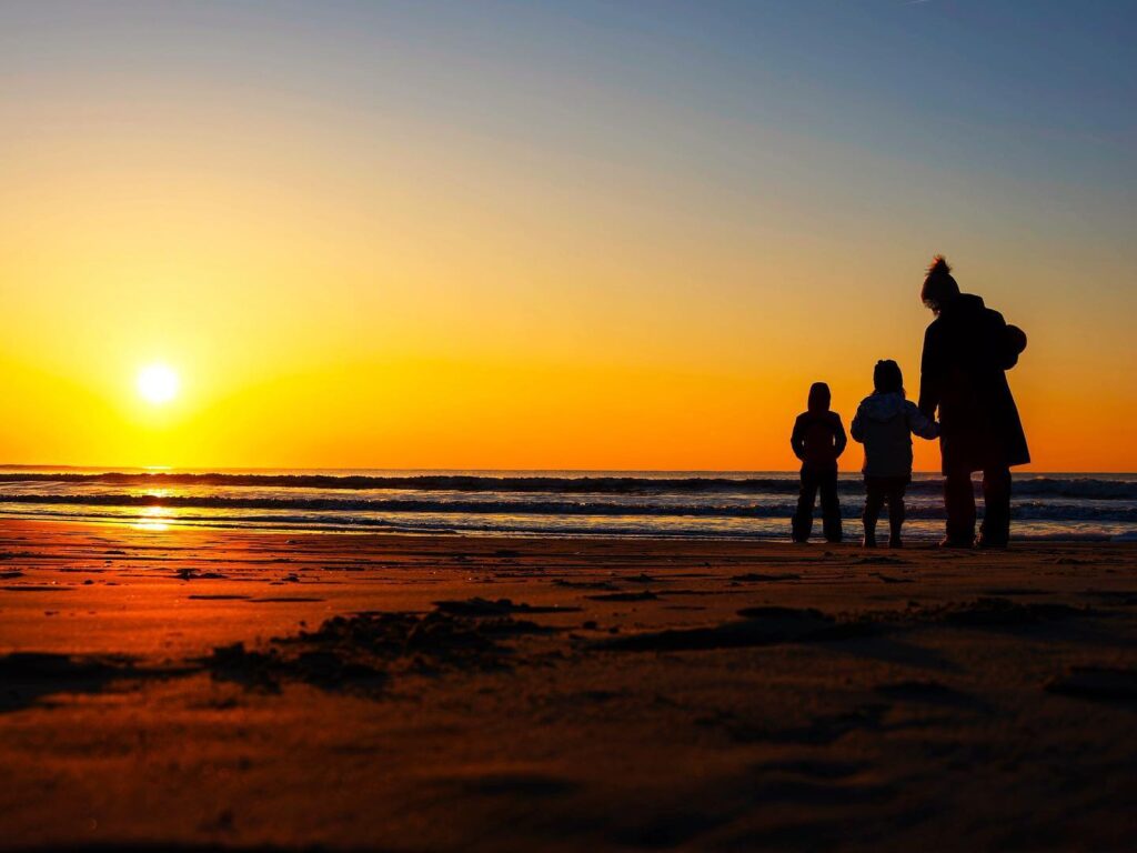 サンセットを見ながら過ごす親子